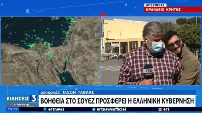 Ευτράπελο on air: Περαστικός αγκάλιασε Κρητικό ρεπόρτερ της ΕΡΤ