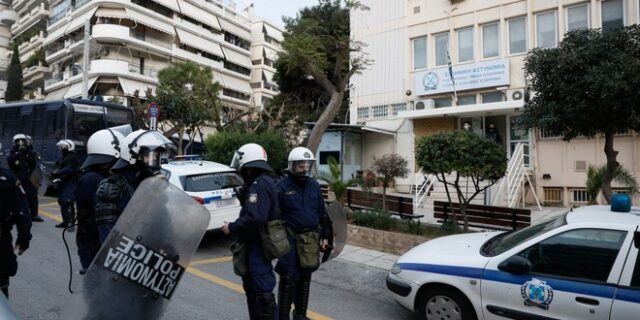 Νεοσμυρνιώτης τραυμάτισε ξαπλωμένος πέντε αστυνομικούς – Ντροπή του!