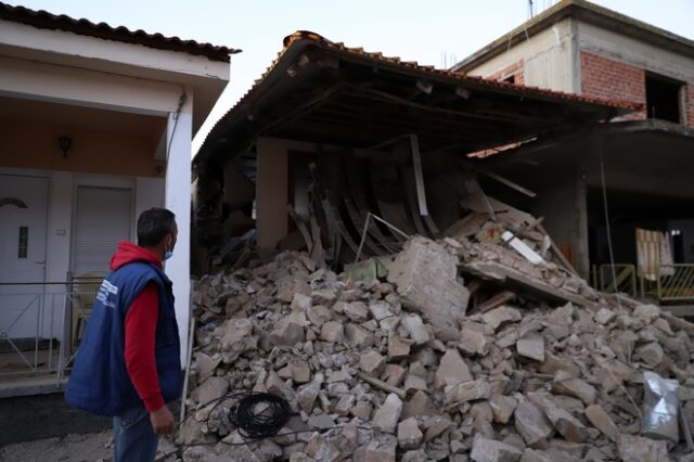 Σεισμός στην Ελασσόνα: Σε σκηνές, αυτοκίνητα και ξενοδοχεία οι κάτοικοι