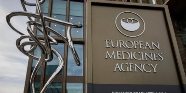 ΕΜΑ για εμβόλιο AstraZeneca: “Τα οφέλη υπερέχουν των κινδύνων- Δεν υπάρχουν ενδείξεις για δημιουργία θρόμβων”