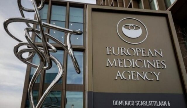 ΕΜΑ για εμβόλιο AstraZeneca: “Τα οφέλη υπερέχουν των κινδύνων- Δεν υπάρχουν ενδείξεις για δημιουργία θρόμβων”