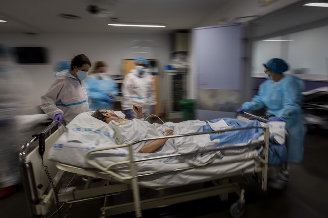 Κορονοϊός – Γαλλία: Απόλυτο ρεκόρ ασθενών στις ΜΕΘ – Στα πρόθυρα “διαλογής”