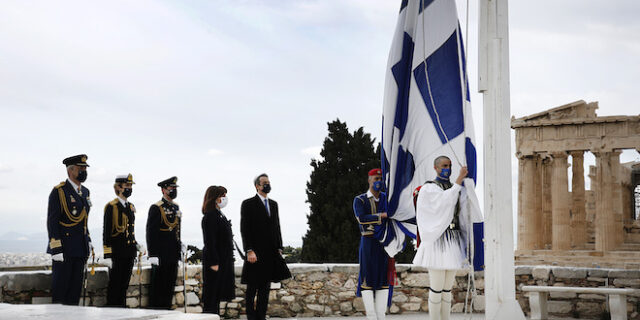25η Μαρτίου: Σε κλίμα συγκίνησης η τελετή έπαρσης σημαίας στην Ακρόπολη
