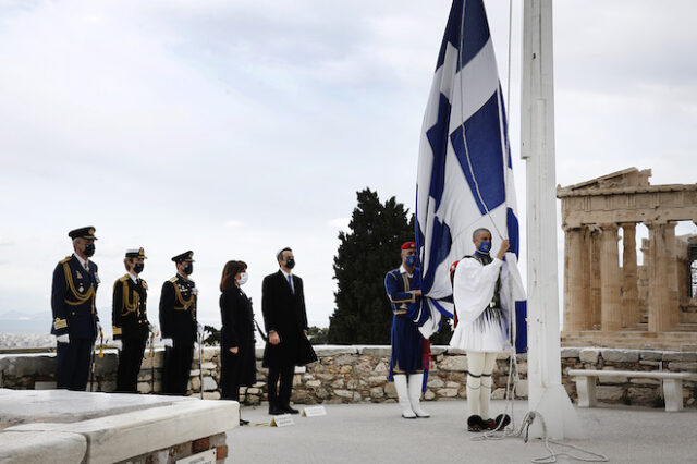 25η Μαρτίου: Σε κλίμα συγκίνησης η τελετή έπαρσης σημαίας στην Ακρόπολη