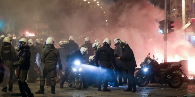 Νέα Σμύρνη: Σοβαρά επεισόδια – Τραυματισμός αστυνομικού