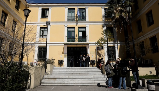 Ελεύθερος με εγγύηση ύψους 5.000 ευρώ, ο δάσκαλος που έστελνε σε μαθήτριες σεξουαλικά μηνύματα