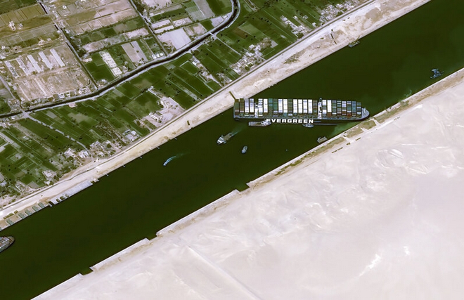 Διώρυγα Σουέζ: Τεράστια επιχείρηση για την αποκόλληση του γιγαντιαίου πλοίου