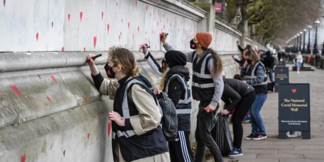 Βρετανία – κορονοϊός: Τοιχογραφία με 150.000 καρδιές για τα θύματα της πανδημίας