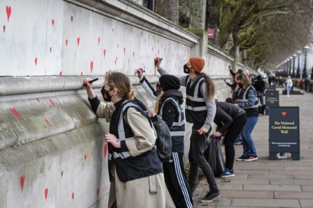 Βρετανία – κορονοϊός: Τοιχογραφία με 150.000 καρδιές για τα θύματα της πανδημίας