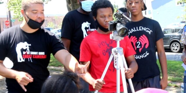 ΗΠΑ: Πρόγραμμα μαθαίνει σε εφήβους τον κινηματογράφο –  “Κρατείστε κάμερα, όχι όπλο”