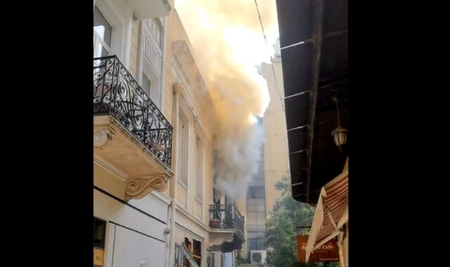 Φωτιά σε κτίριο στο κέντρο της Αθήνας – Ανάστατοι κάτοικοι και περαστικοί