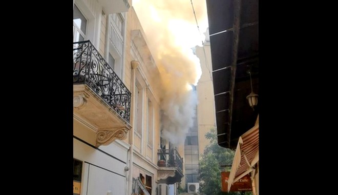 Φωτιά σε κτίριο στο κέντρο της Αθήνας – Ανάστατοι κάτοικοι και περαστικοί