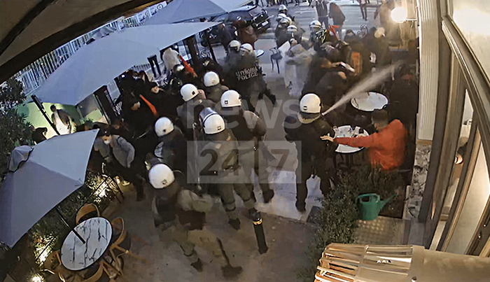 Αστυνομική βία: Η στιγμή της απρόκλητης επίθεσης σε καφετέρια στο Γαλάτσι – Βίντεο Ντοκουμέντο