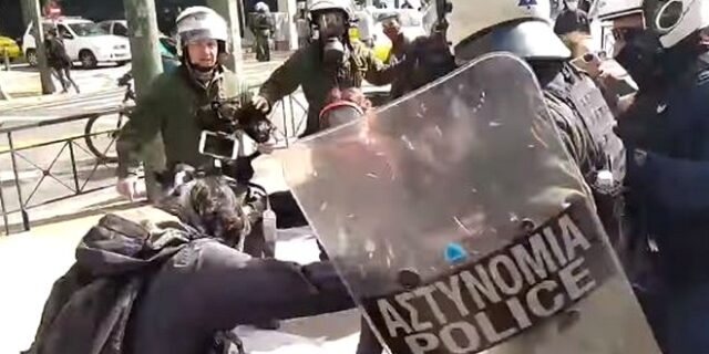 Συγκέντρωση για Κουφοντίνα: Αστυνομικός χτύπησε φωτορεπόρτερ στο κέντρο της Αθήνας