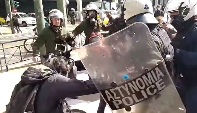 Συγκέντρωση για Κουφοντίνα: Αστυνομικός χτύπησε φωτορεπόρτερ στο κέντρο της Αθήνας