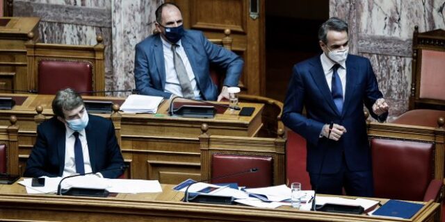 Η κυβέρνηση, τα ενοχλητικά βίντεο και η βούληση για “παρεμβάσεις” στα social media