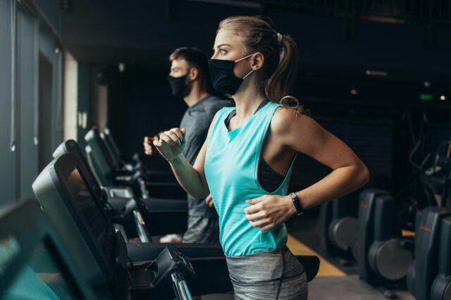 Η χρήση μάσκας κατά την έντονη άσκηση είναι ασφαλής για τους υγιείς