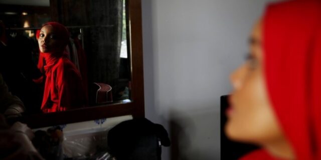 Ινδονησία: Ασφυκτικές πιέσεις σε γυναίκες και κορίτσια για να φορούν χιτζάμπ