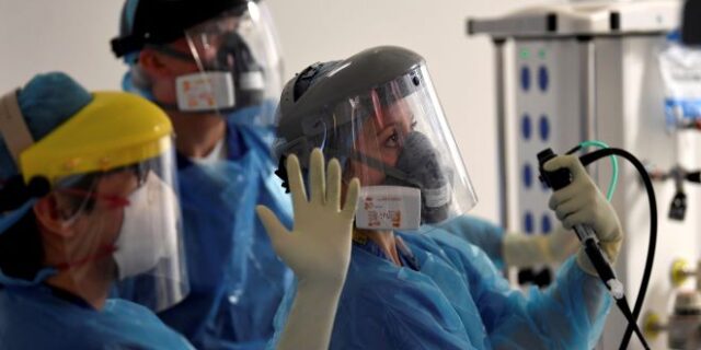 Βρετανία: Νεαροί επαναμολύνονται με κορονοϊό για νέα μελέτη