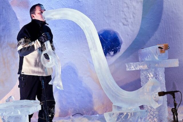 Συναυλία σε ιγκλού και μουσικά όργανα από πάγο χαρίζουν μαγικό θέαμα