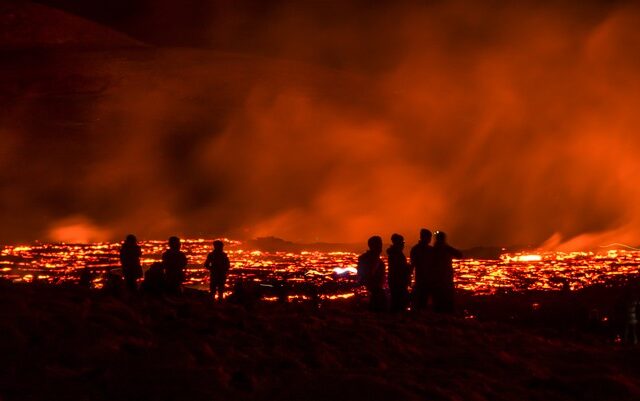 Ισλανδία: Παίζοντας βόλεϊ μπροστά σε ηφαίστειο που εκρήγνυται