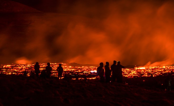 Ισλανδία: Παίζοντας βόλεϊ μπροστά σε ηφαίστειο που εκρήγνυται
