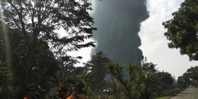 Ινδονησία: Τεράστια φωτιά σε διυλιστήριο, τουλάχιστον 5 τραυματίες