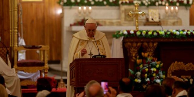 Ιράκ: Ο Πάπας τελεί την πρώτη του λειτουργία ενώπιον πιστών