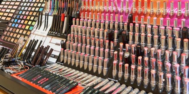 “Κομμένη” η αγορά καλλυντικών από τα σούπερ μάρκετ