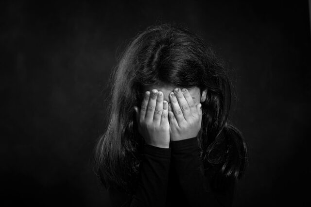 ΜΚΟ ζητούν την αλλαγή του πλαισίου εξέτασης των σεξουαλικά κακοποιημένων παιδιών