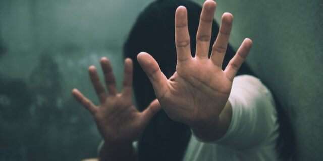 Γαλλία: Συγκλονίζει η υπόθεση του ομαδικού βιασμού της “Ζιλί”