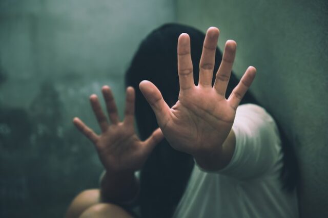Γαλλία: Συγκλονίζει η υπόθεση του ομαδικού βιασμού της “Ζιλί”