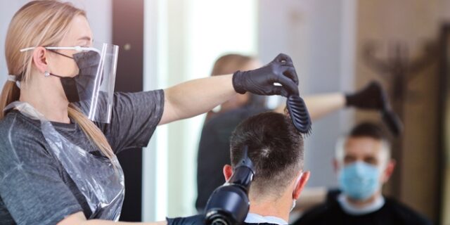 Lockdown: Ανοίγουν με κανόνες τα κομμωτήρια
