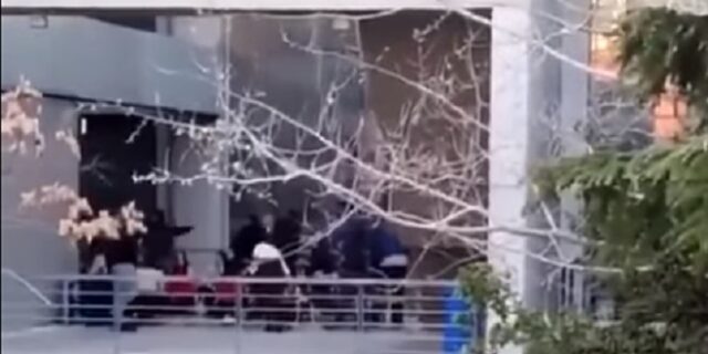 Το κορονογλέντι σε κτίριο της Πολιτικής Προστασίας και η απάντηση Χαρδαλιά