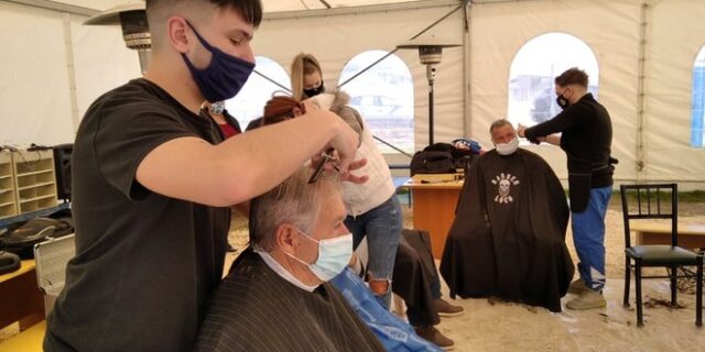 Λαρισαίοι κουρεύουν αφιλοκερδώς τους σεισμόπληκτους στο Δαμάσι