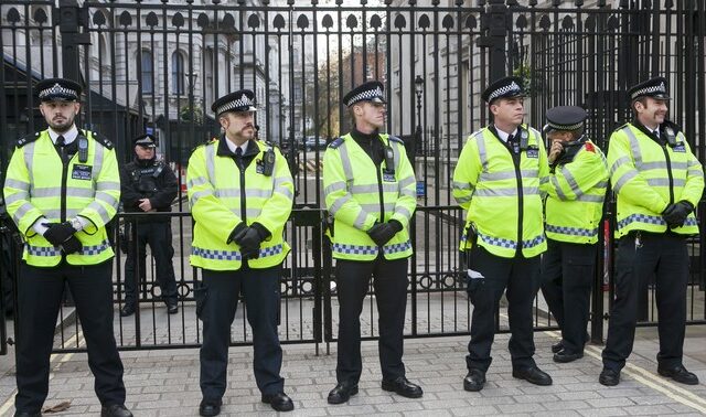 Η Βρετανία ανησυχεί για “στρατολογήσεις” εφήβων από τρομοκράτες εν μέσω lockdown