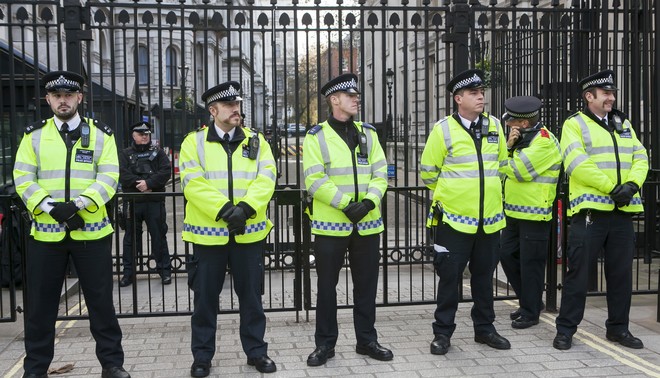 Η Βρετανία ανησυχεί για “στρατολογήσεις” εφήβων από τρομοκράτες εν μέσω lockdown