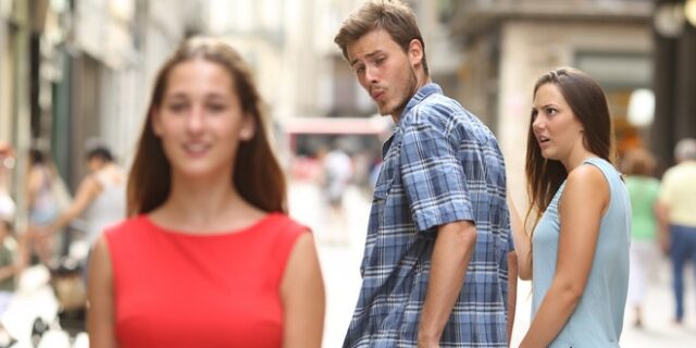 Η αλήθεια πίσω από το ιστορικό meme με το τρίο της προδοσίας  και την “επανάληψη” του