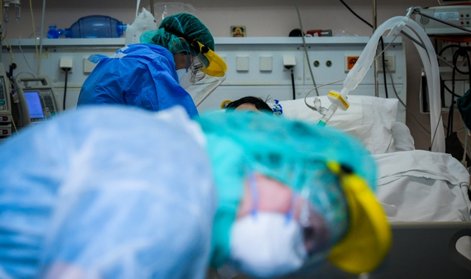 Κορονοϊός: Έσπασαν ρεκόρ οι εισαγωγές στα νοσοκομεία – Στο 6% τα θετικά τεστ