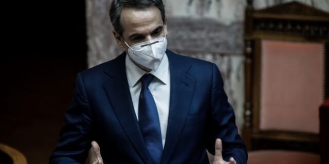 Προσπαθεί να κρατηθεί “στο κέντρο” ο Μητσοτάκης