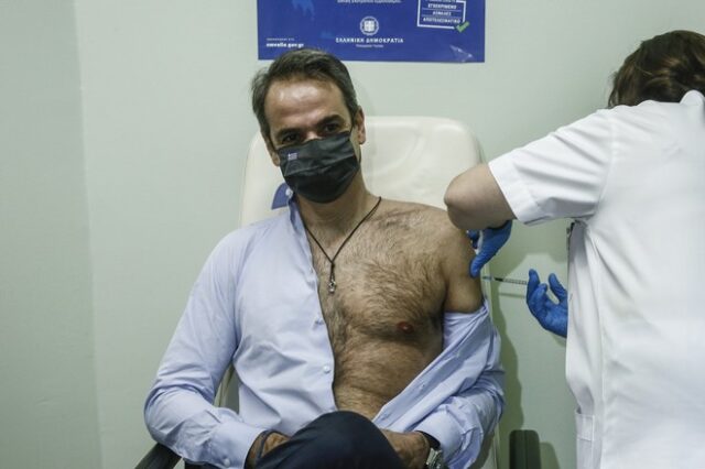 Guardian: Γιατί οι πολιτικοί ηγέτες εμβολιάζονται δείχνοντάς μας το στήθος τους;