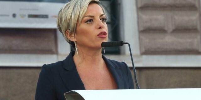 ΣΥΡΙΖΑ: Επικροτεί ή αποδοκιμάζει το “πλιάτσικο” της Νικολάου ο Μητσοτάκης;