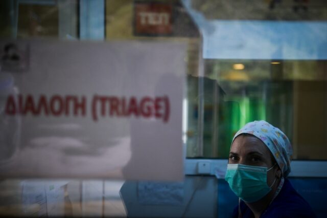 Κορονοϊός: “Κατάσταση πολέμου” στα νοσοκομεία της Αττικής