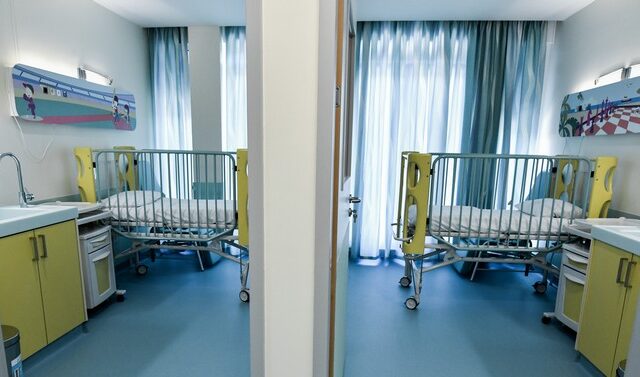 Κόρινθος: Στη ΜΕΘ το 1,5 έτους αγοράκι που έπεσε από μπαλκόνι