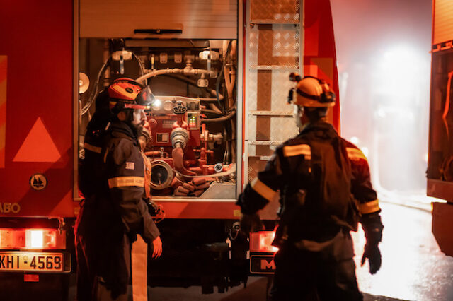 Φωτιά στα Μέθανα: Έχει πάρει μεγάλες διαστάσεις – Προσαγωγή μίας γυναίκας