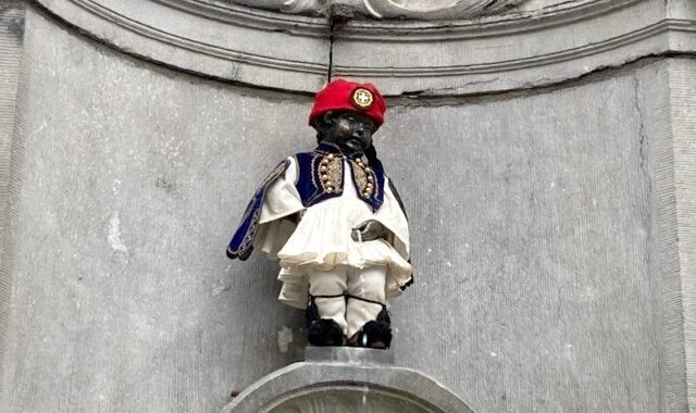 25η Μαρτίου 1821: “Ντύθηκε” εύζωνας το “Manneken Pis” στις Βρυξέλλες