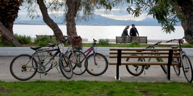 Νέα μέτρα: Γιατί η κυβέρνηση πάλι αγνόησε τους χώρους εργασίας και εστίασε στις βόλτες 