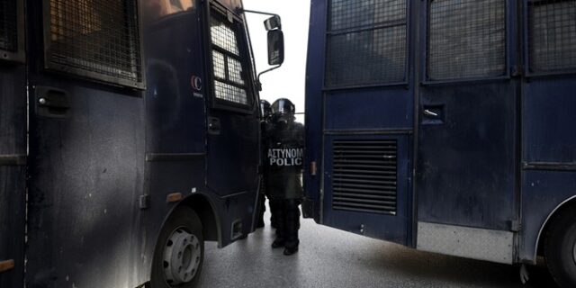 Οι πολιτικοί “κουρελιάζουν” τις απαγορεύσεις και η Αστυνομία τρέχει στα πάρτι…