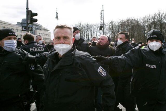Γερμανία: Συγκρούσεις διαδηλωτών με αστυνομικούς σε συγκέντρωση κατά των περιοριστικών μέτρων