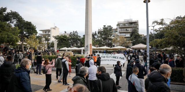 Δάσκαλοι για Νέα Σμύρνη: “Παίζαμε ρακέτες και μας κρατούσαν στη ΓΑΔΑ χωρίς δικηγόρο”